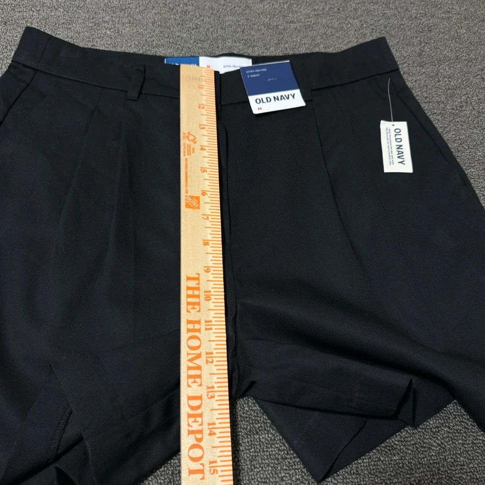 NWT Old Navy Extra High Rise Pleated Shorts Black 5 Inch Size Medium Minimalist